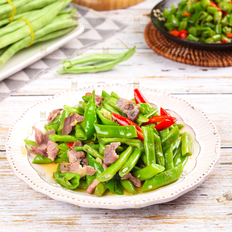 盘子里装着四季豆炒辣椒