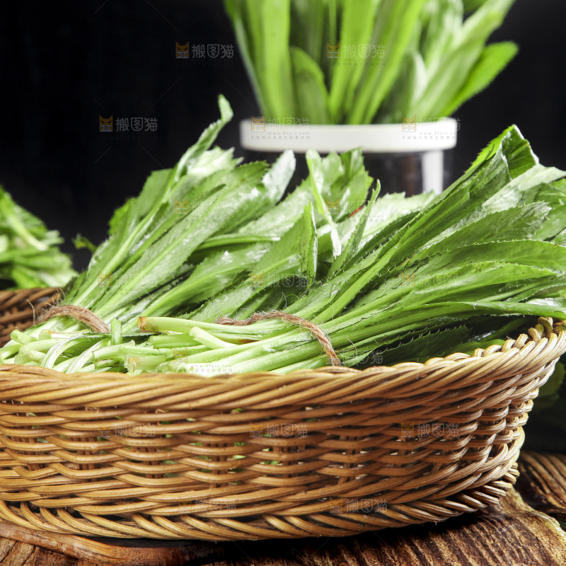 一筐刺香菜放在深底上