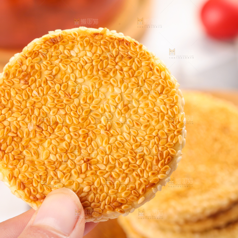 手里拿着手工芝麻饼