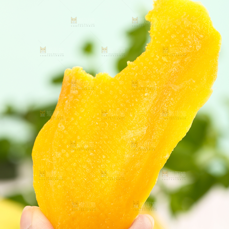 手拿芒果干