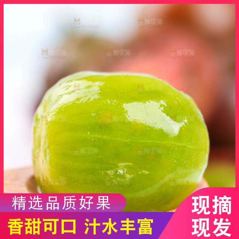 勺子里放着剥皮的青口蜜圣女果