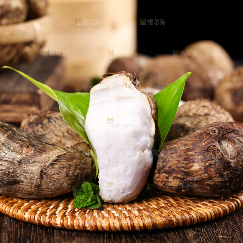 竹底上的牛奶毛芋头