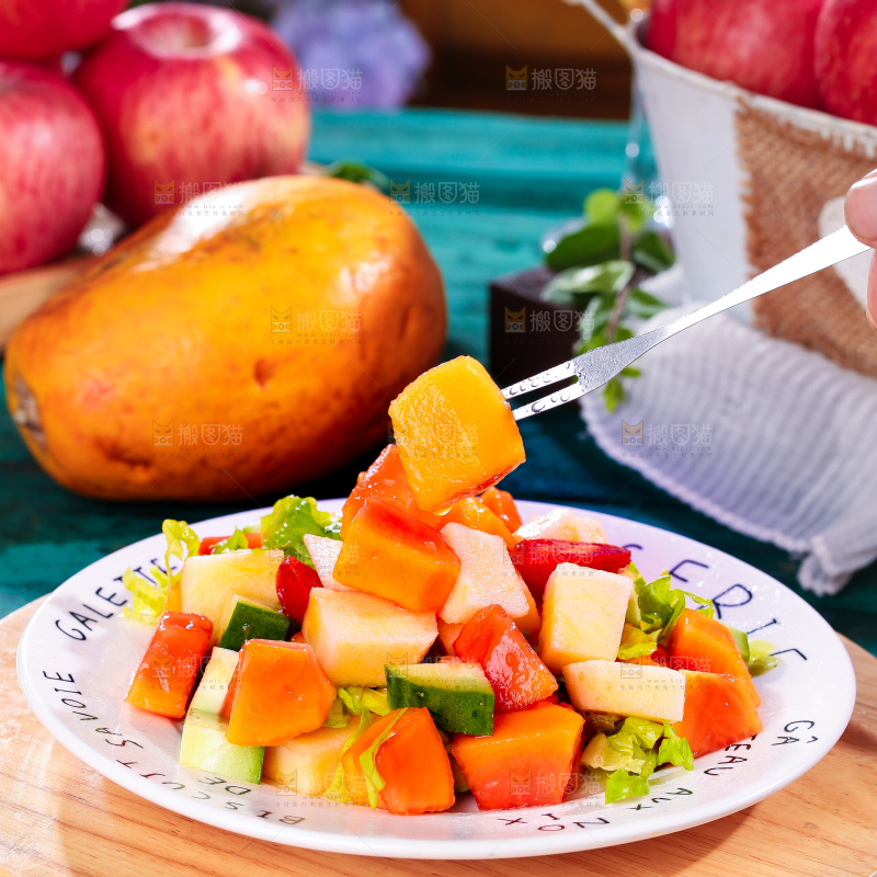 盘子里装着水果沙拉