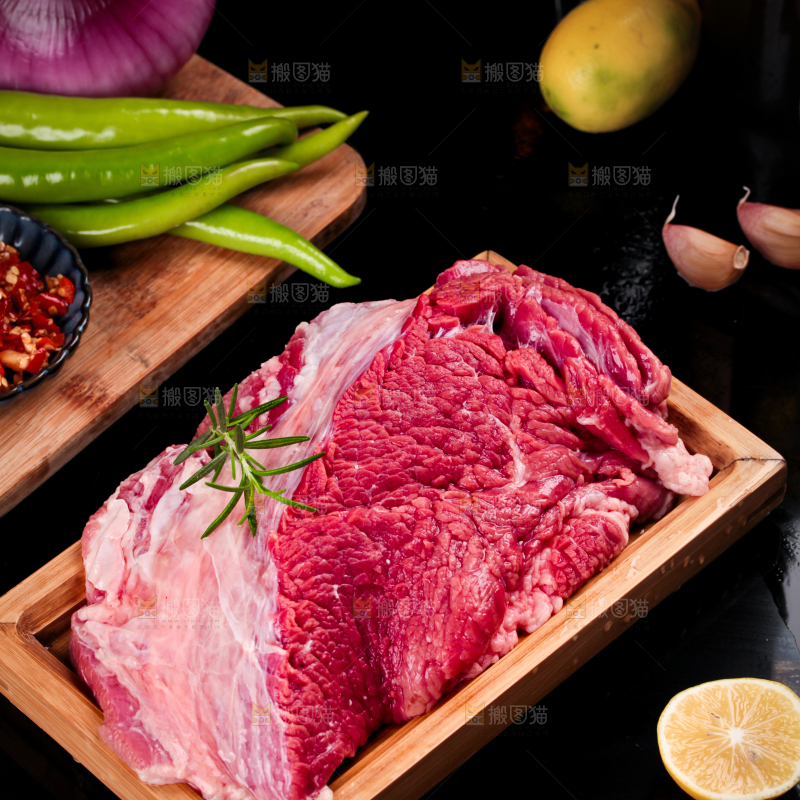 盘子里装着牛腿肉