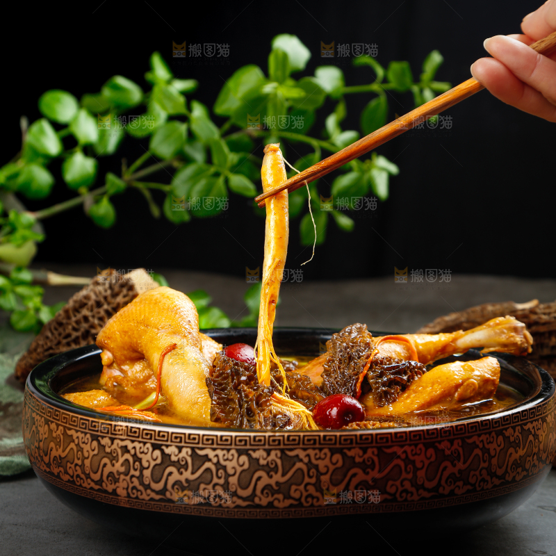 石板上放着一碗羊肚菌鸡汤