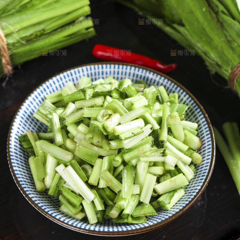 深底上放着一盘切开的刺香菜