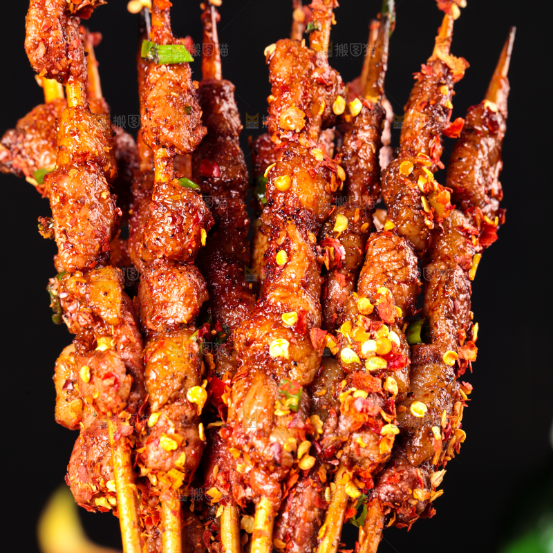 深底上的羊肉烤串