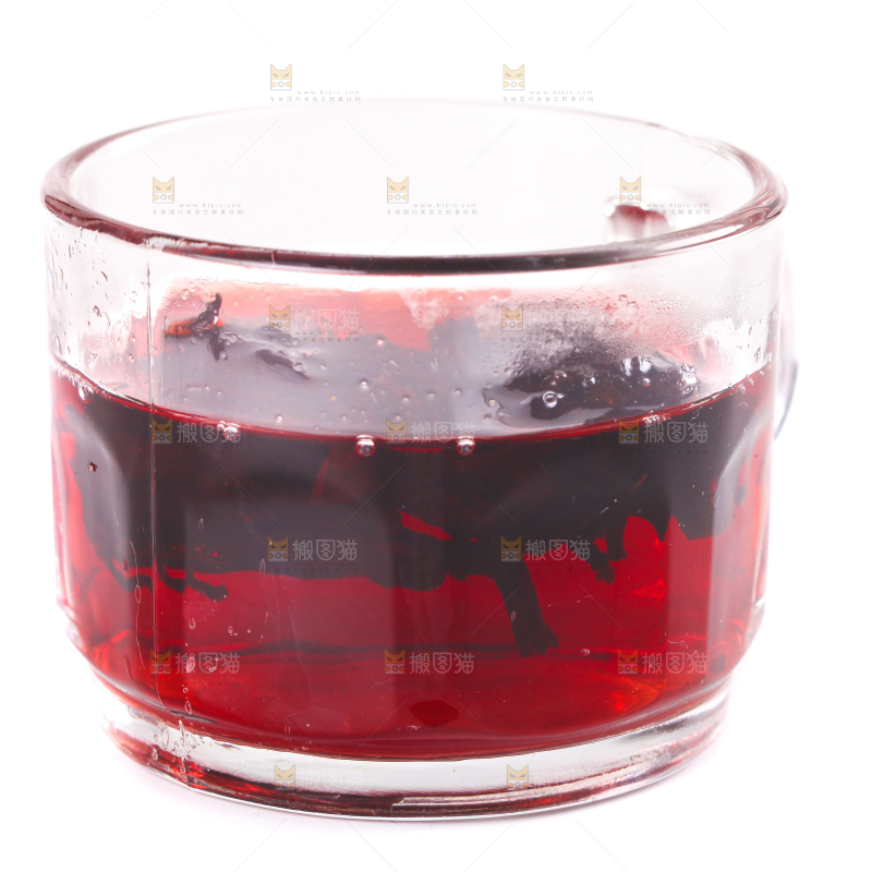白底上放着一杯洛神花茶