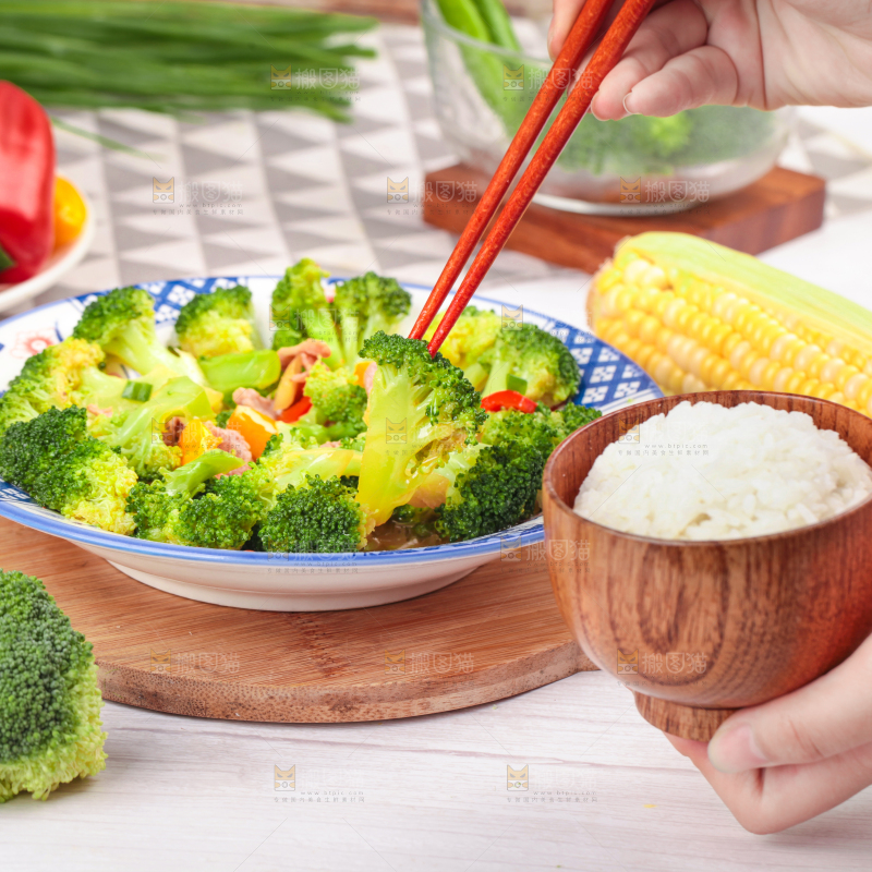 木底上放着一盘西兰花炒肉