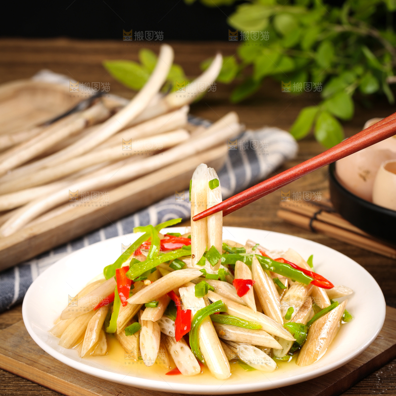 盘子里的藕带炒辣椒