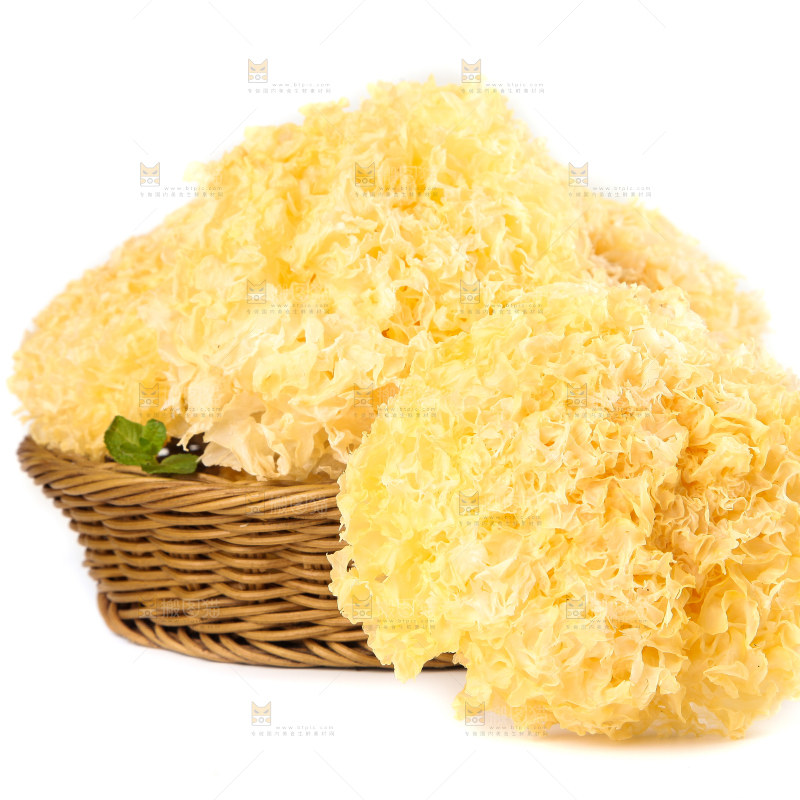 一筐糯银耳放在白底上