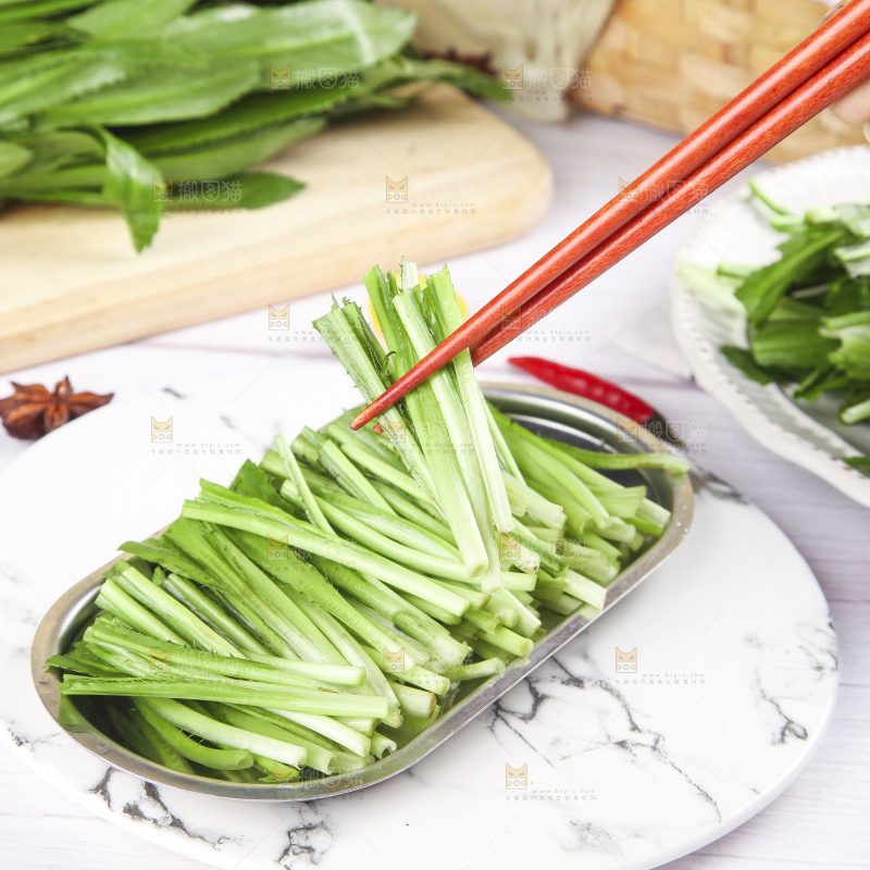 一盘切开的刺香菜放在浅底上