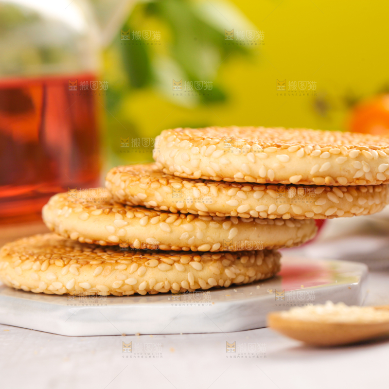 石板上放着芝麻馅饼