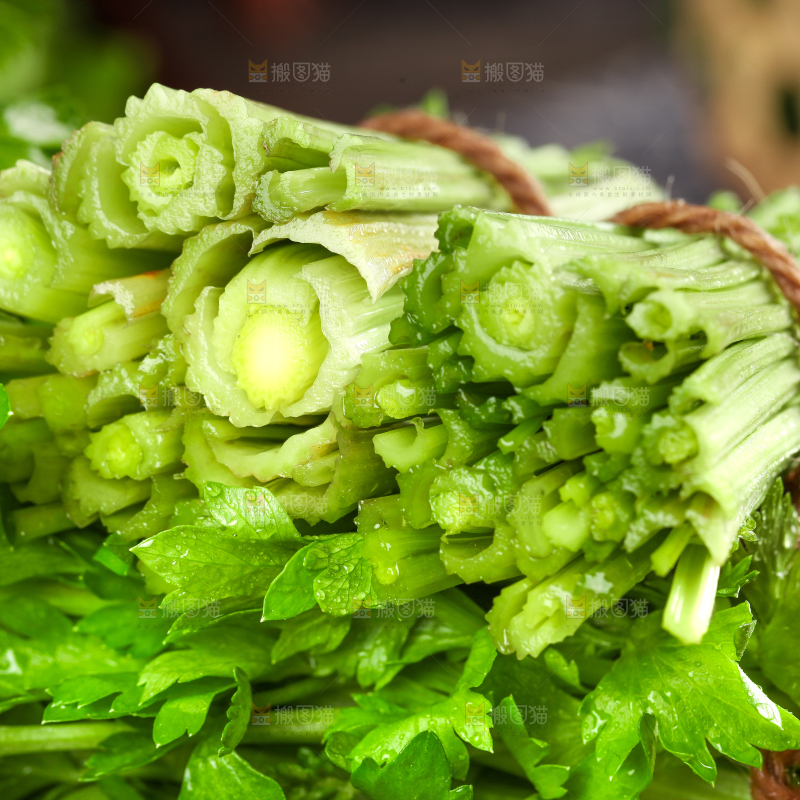 木底上放着切开的新鲜山芹菜