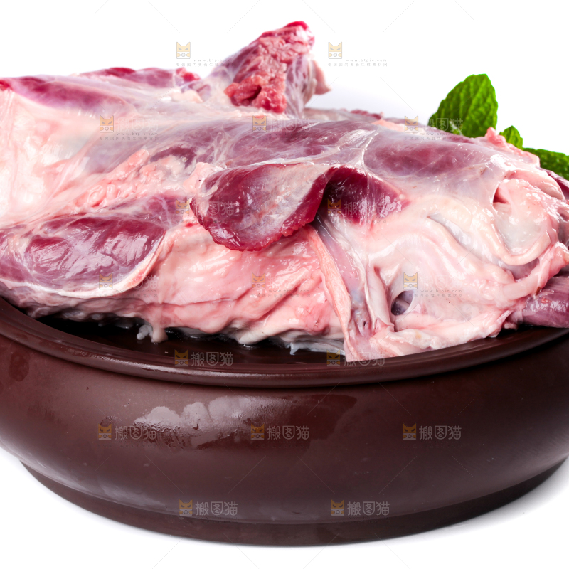 盘子里装着牛腿肉