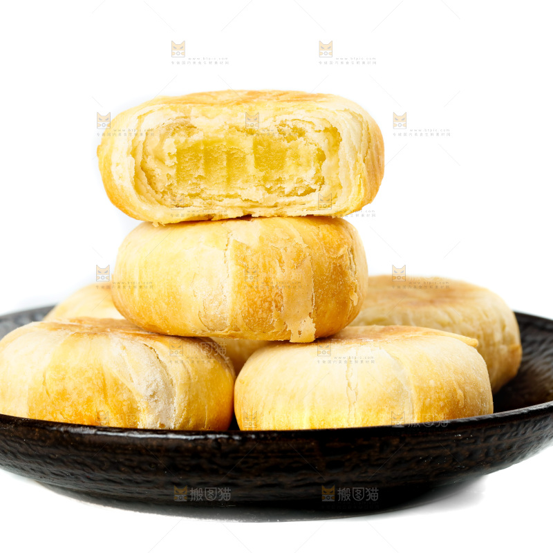 白底上放着一盘板栗酥饼