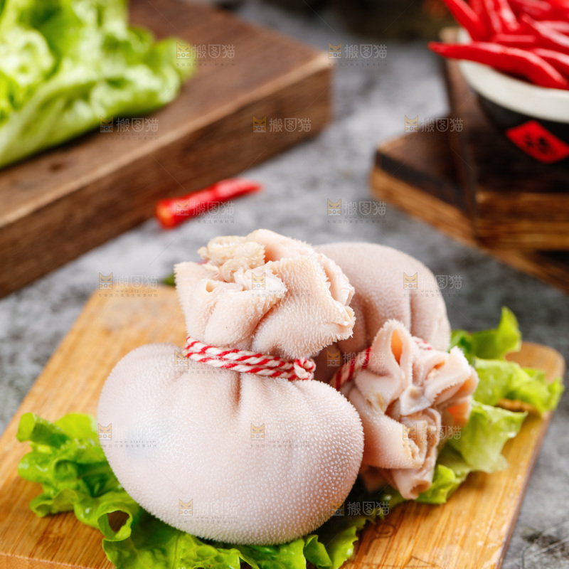 木底上放着内蒙古肚包羊肉