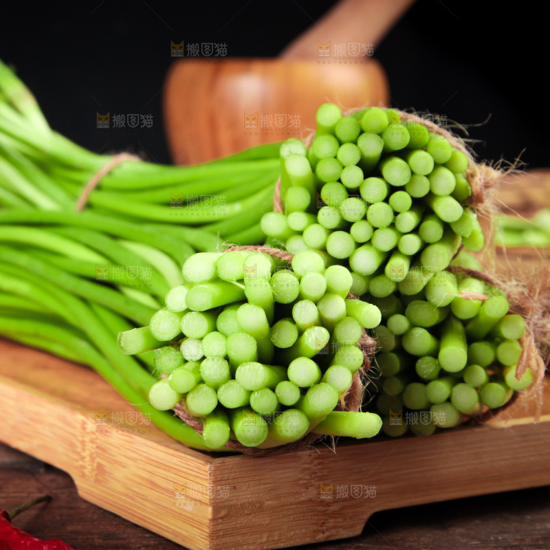 一盘农家蒜苔放在木底上