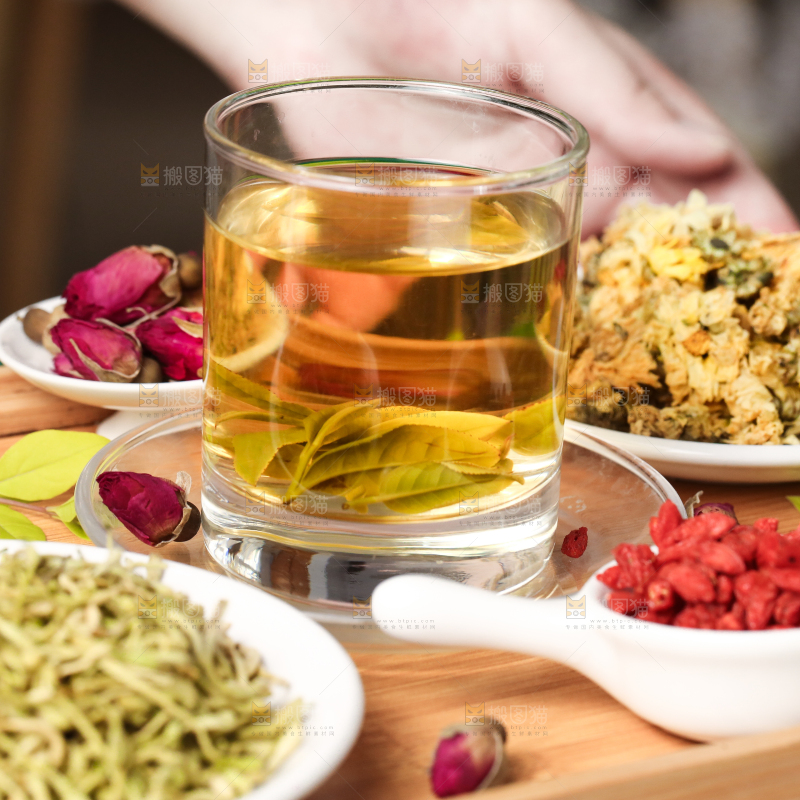 杯子里泡着绿茶