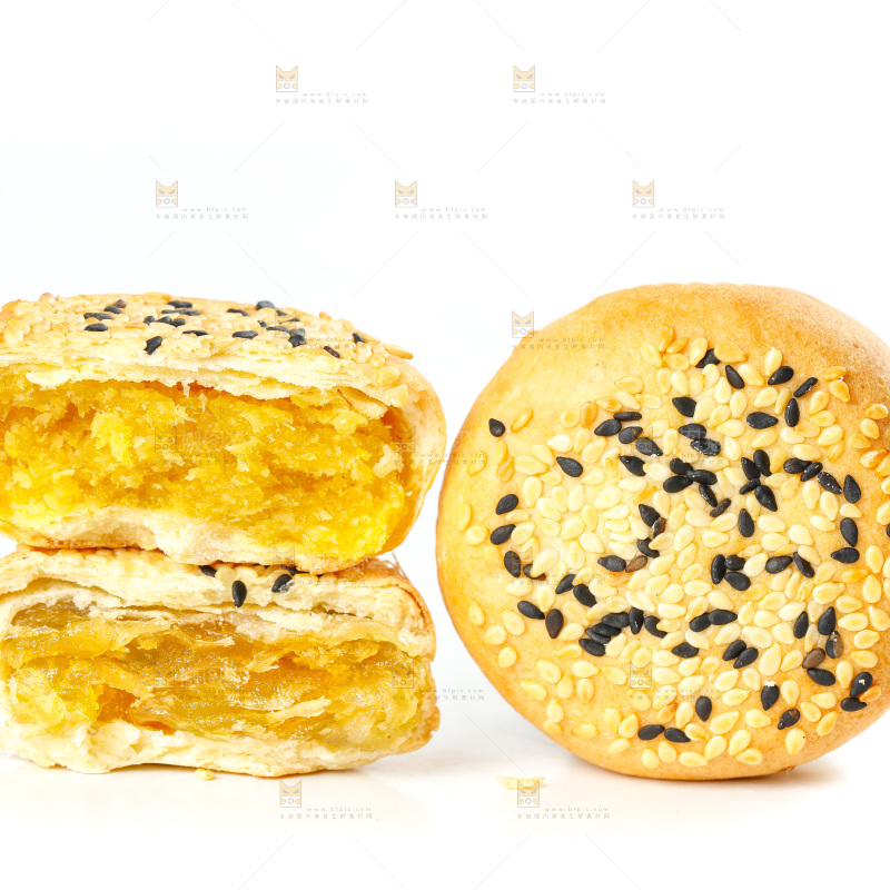 掰开的酥饼放在白底上