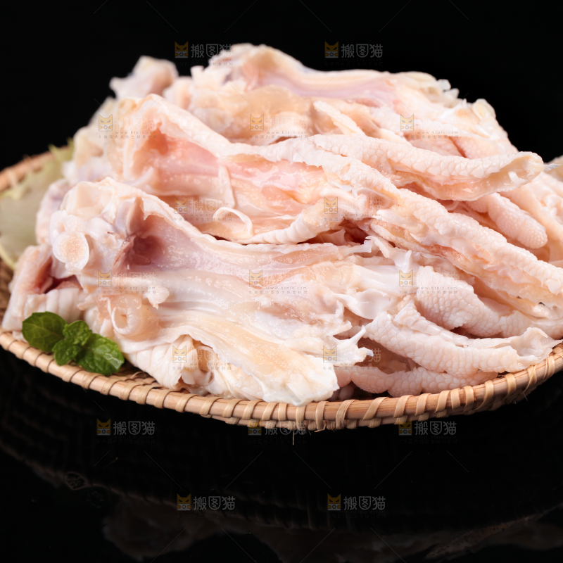 盘子里装着去骨鸡爪