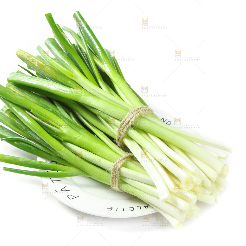 一盘香葱放在白底上