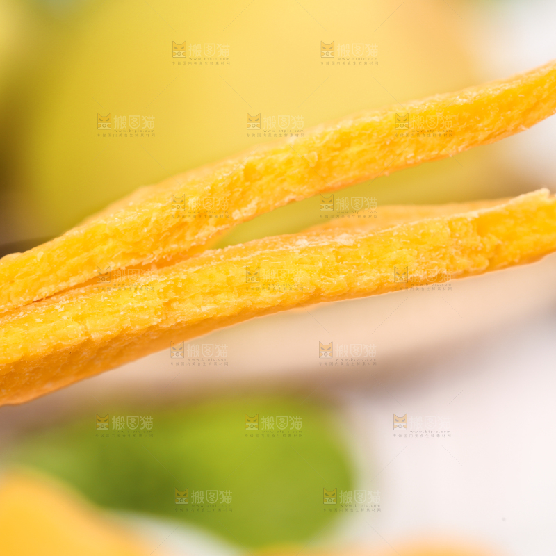 手拿芒果干