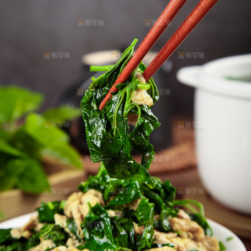 木底上放一盘桑叶炒鸡蛋