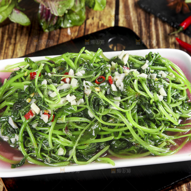 一盘蒜蓉苋菜放在木底上