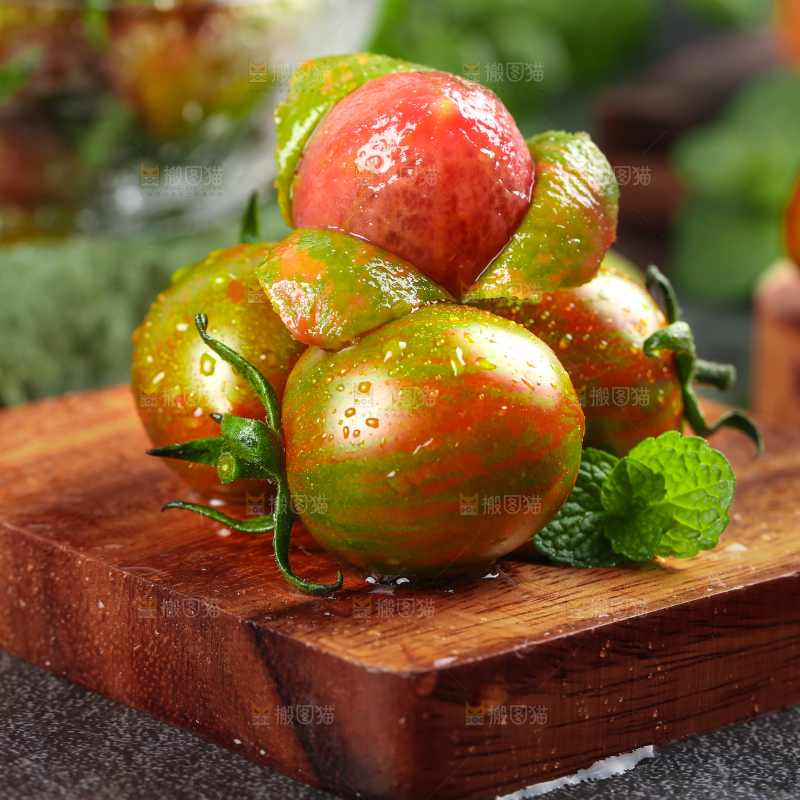 木底上剥皮的迷彩圣女果