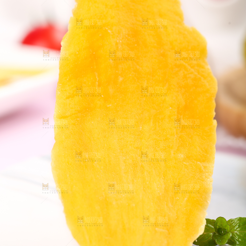 石板上的芒果干切片