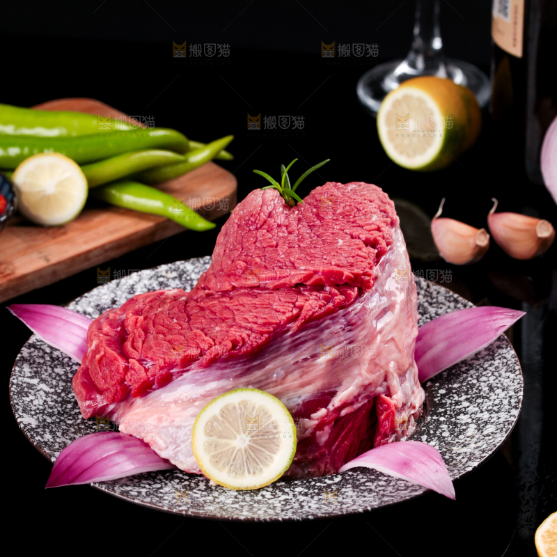 盘子里装着牛腿肉