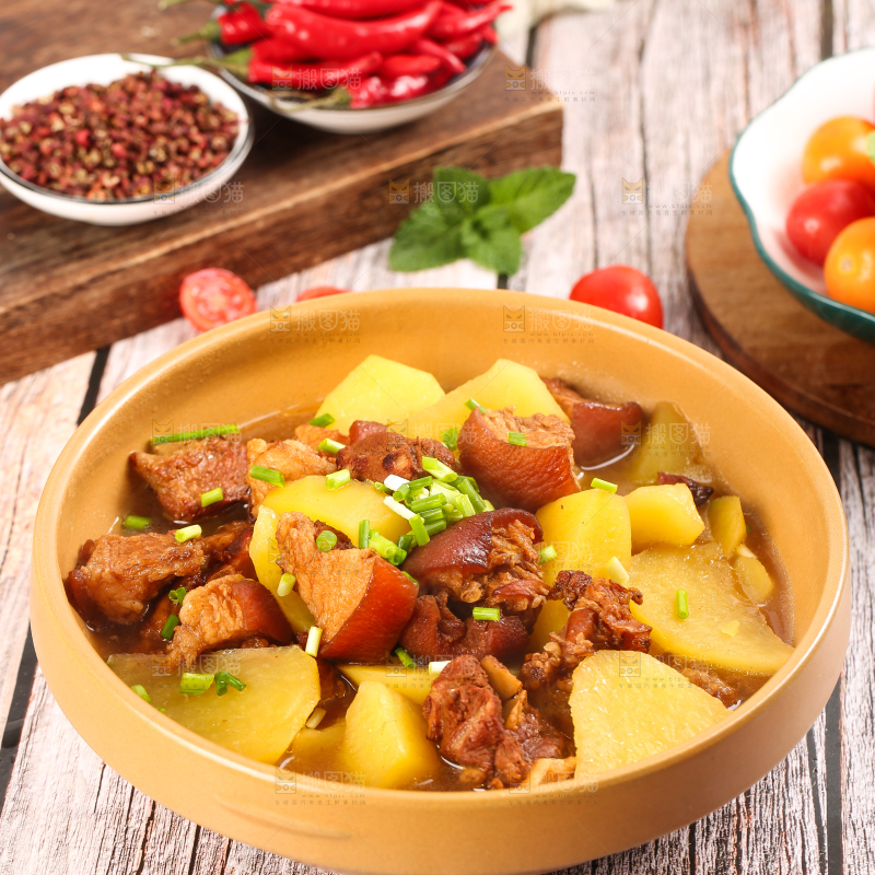 碗里装着土豆炖肉