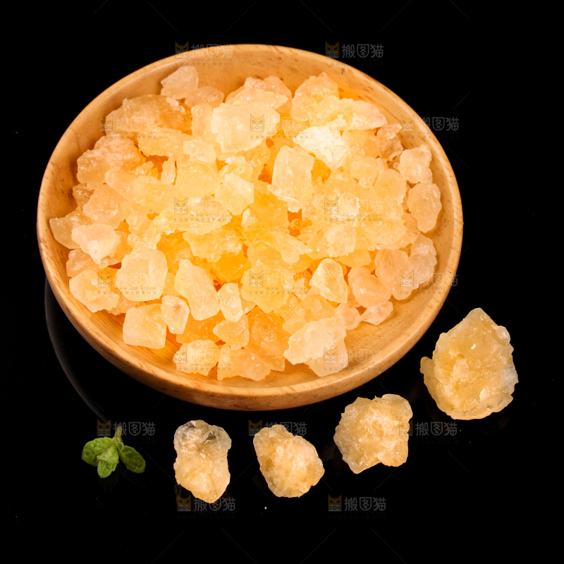 一盘云南多晶冰糖放在黑底上