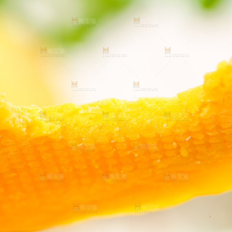 手拿芒果干