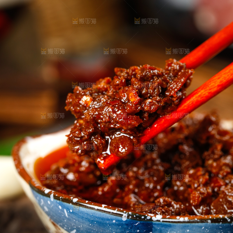 筷子夹着辣椒酱