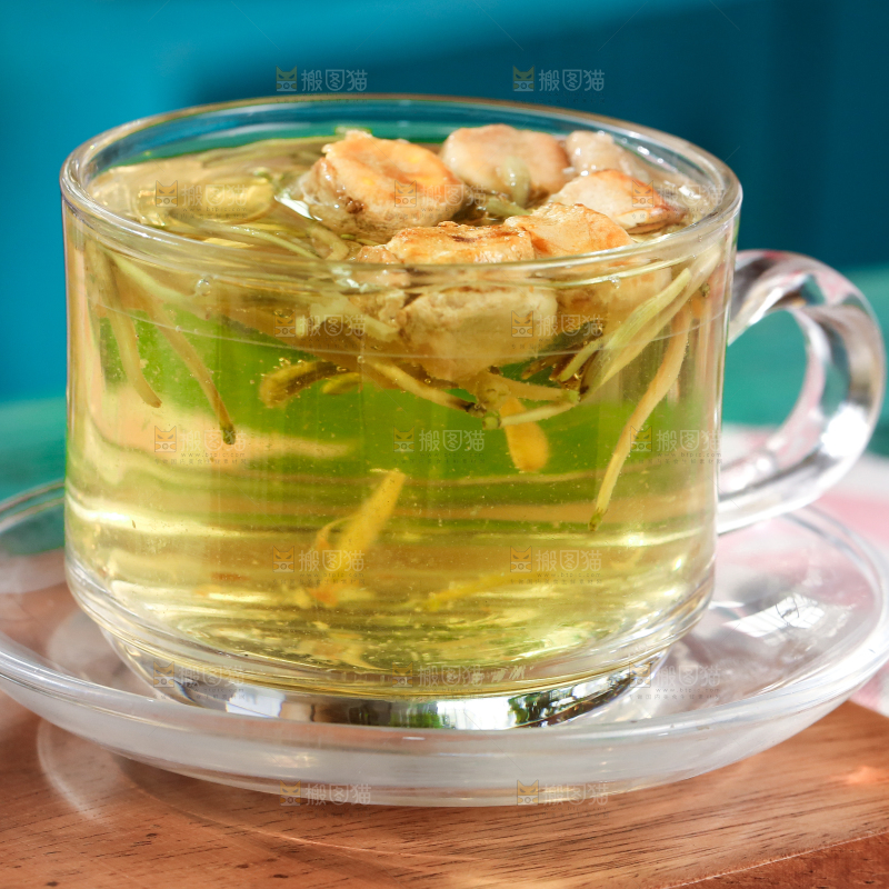 杯子里装着金银花茶