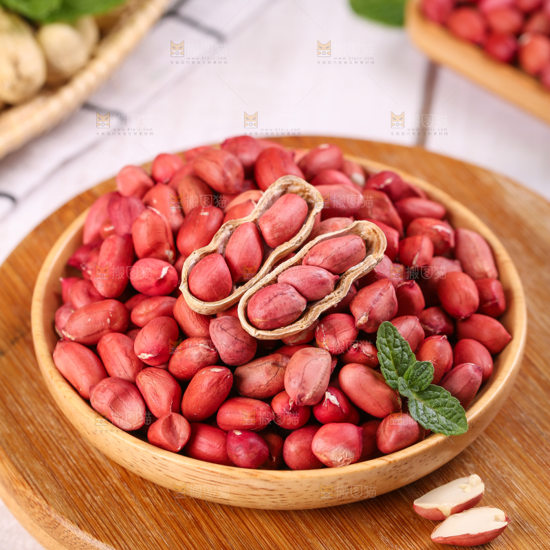 浅底上放着一碟东北红皮花生米