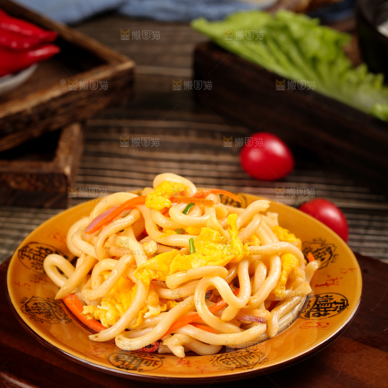 盘子里装着乌冬面炒鸡蛋