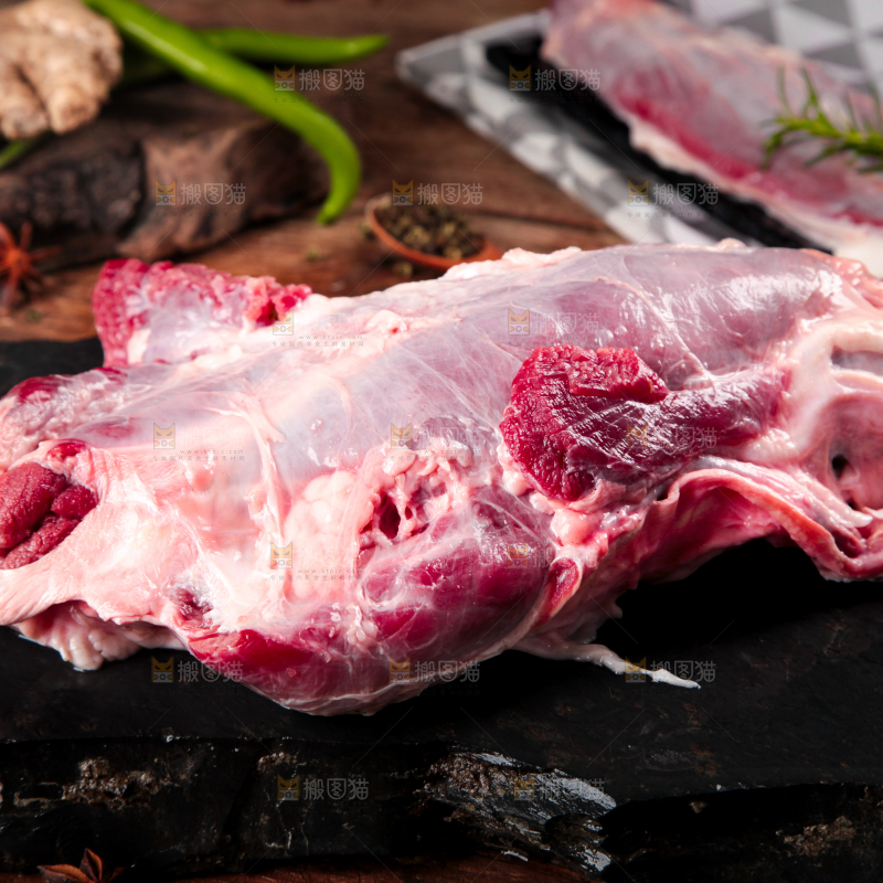 黑石板上的草原散养牛腿肉