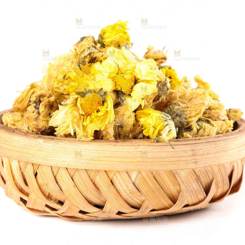 一筐大黄菊放在白底上