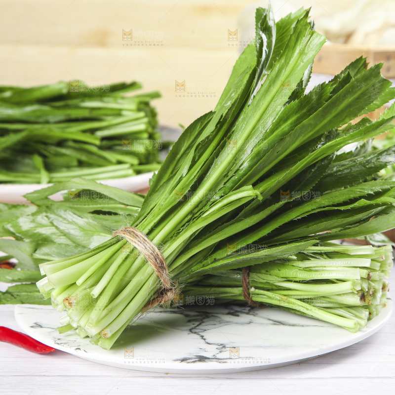 浅底上放着一盘云南大香菜