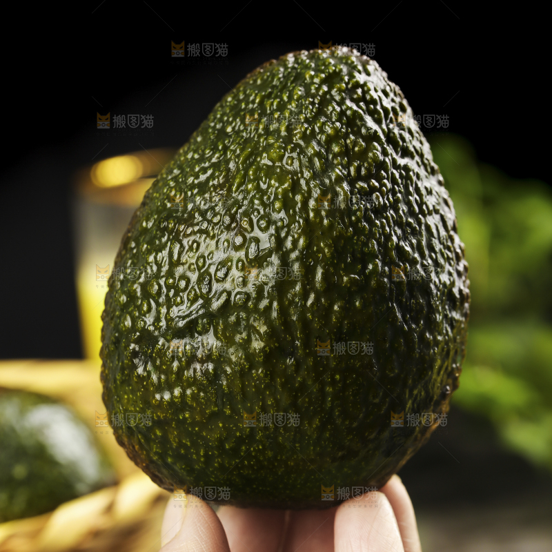 手拿削皮的墨西哥牛油果