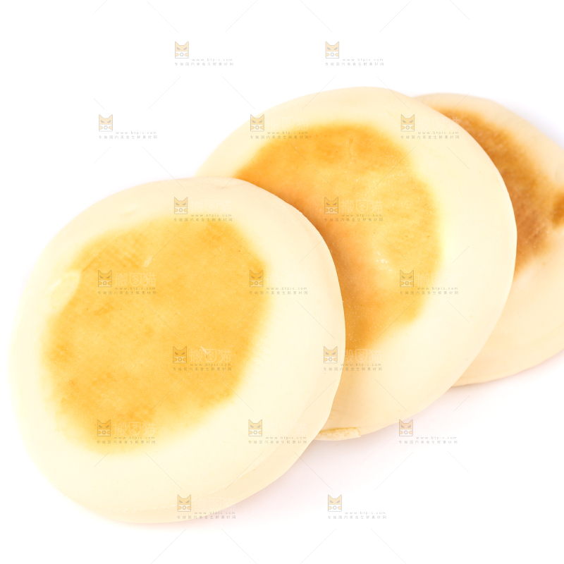 白底上放着蛋奶饼