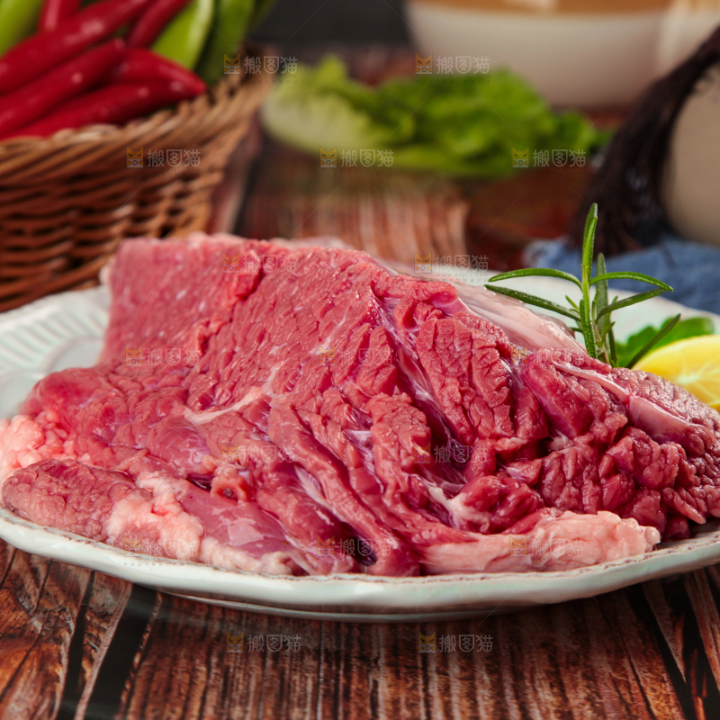 盘子里装着牛腿肉