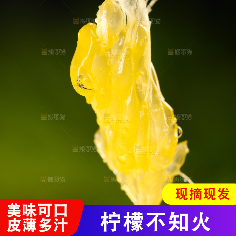 手里拿着新鲜橘柑