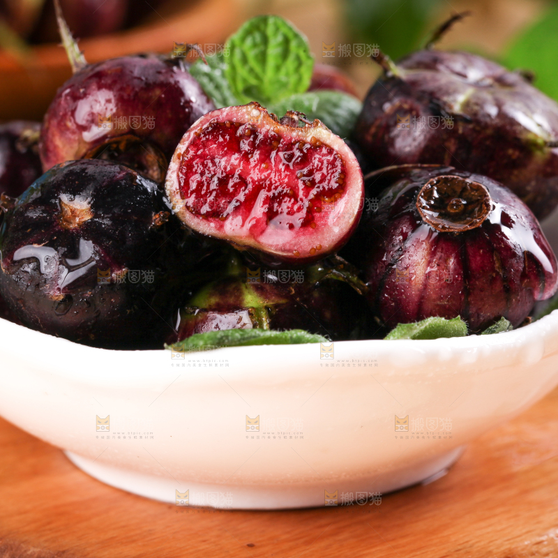 木底上放着一碗红果参