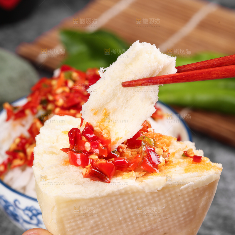 馒头上的剁辣椒