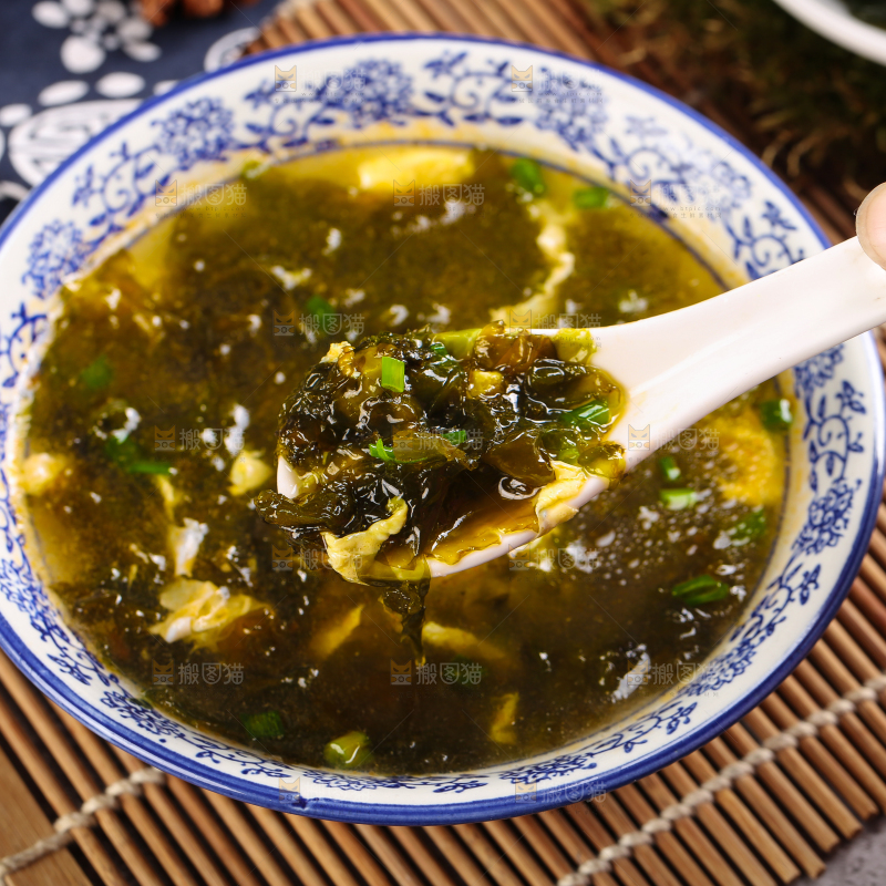 碗里装着地皮菜鸡蛋汤