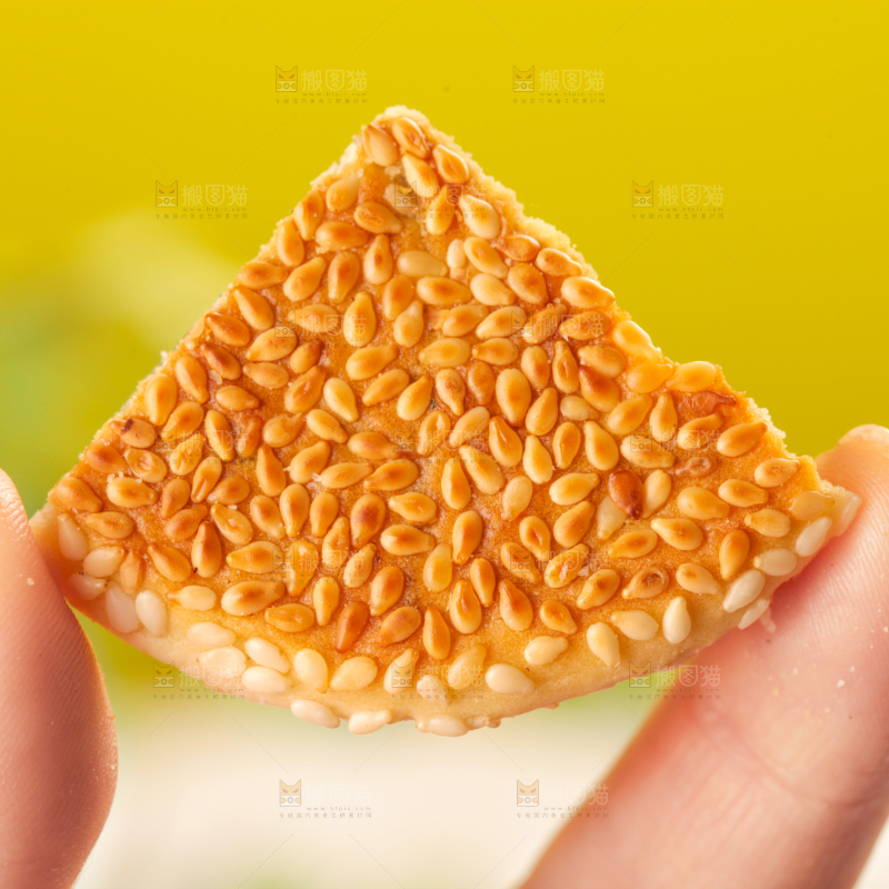 手里拿着手工芝麻饼